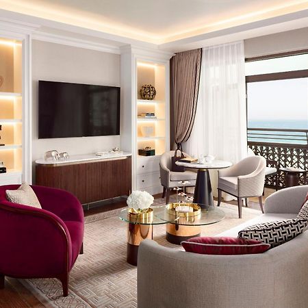 فندق جميرا ميناء السلام دبي المظهر الخارجي الصورة A living room at the Ritz-Carlton, DIFC