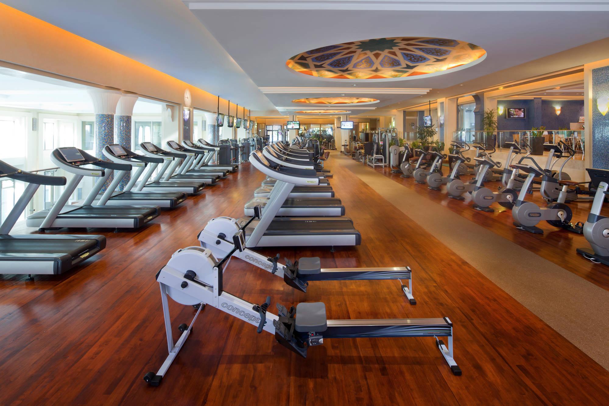 فندق جميرا ميناء السلام دبي المظهر الخارجي الصورة A gym at a hotel