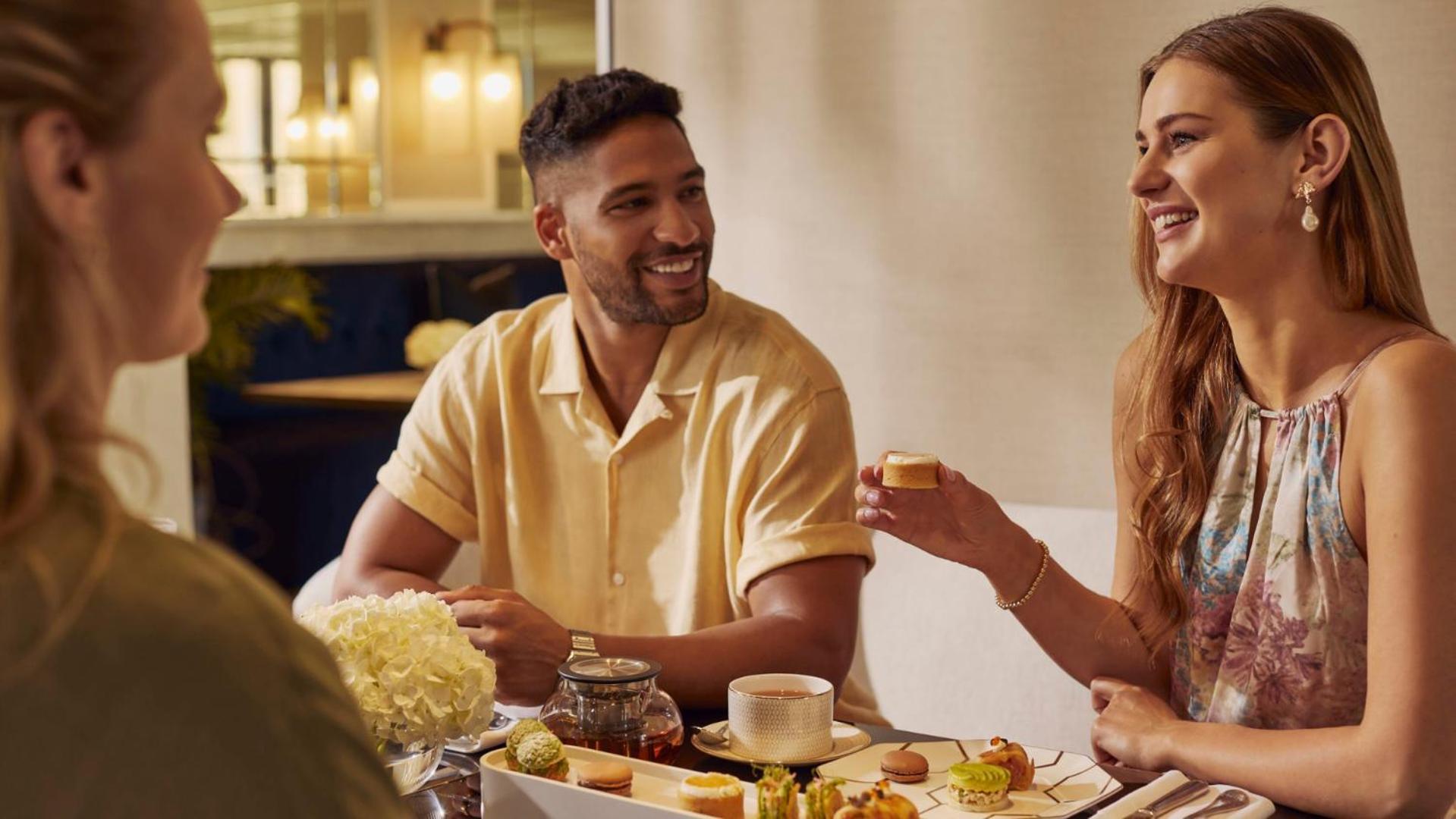 فندق جميرا ميناء السلام دبي المظهر الخارجي الصورة A man and a woman at a dinner party