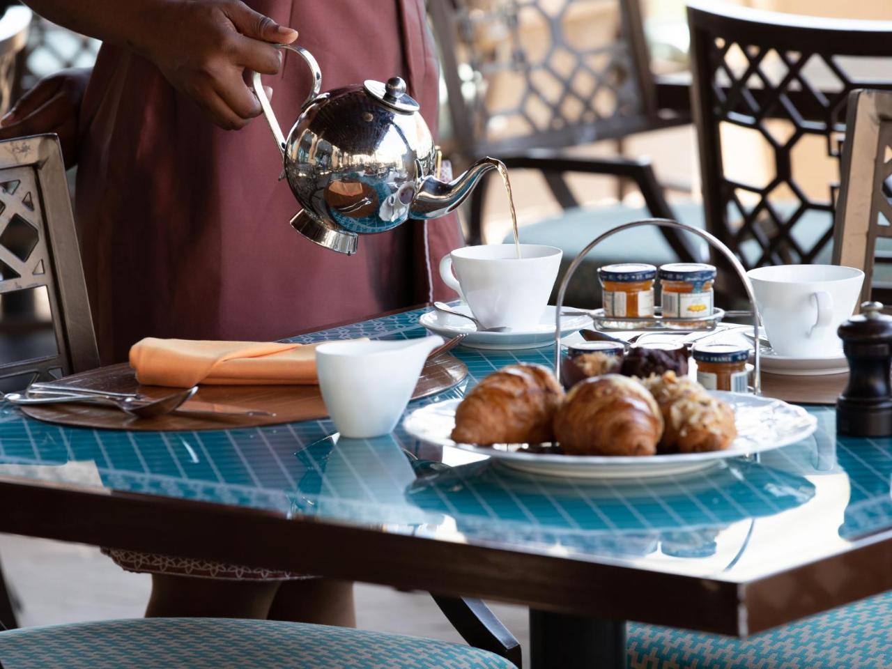 فندق جميرا ميناء السلام دبي المظهر الخارجي الصورة Tea being served