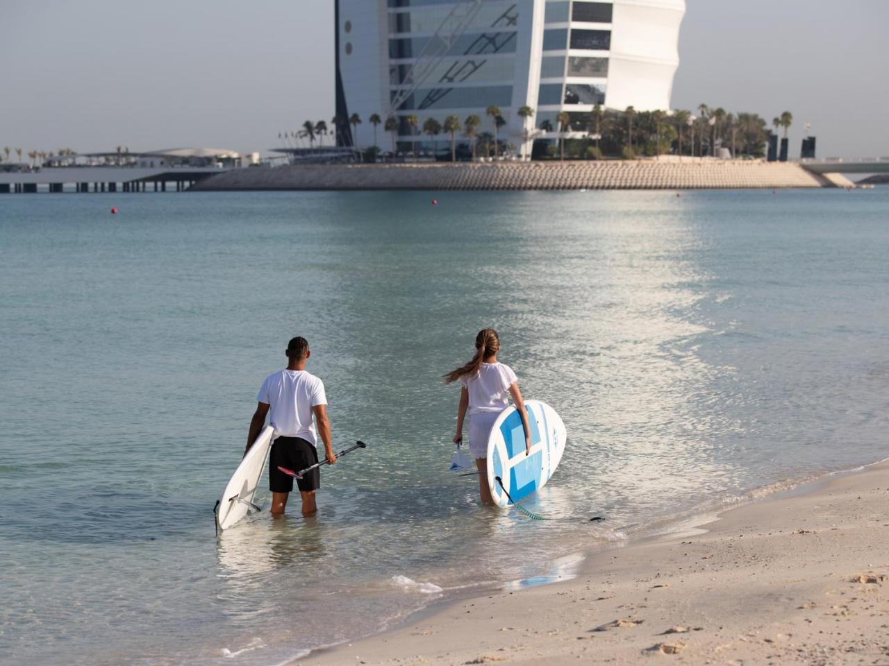 فندق جميرا ميناء السلام دبي المظهر الخارجي الصورة Stand Up Paddle Boarders in Dubai